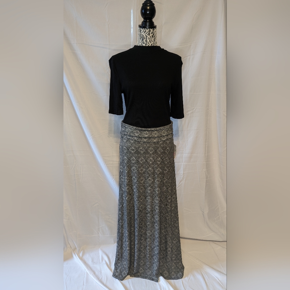 LuLaRoe Black & White Geometric Skirt!